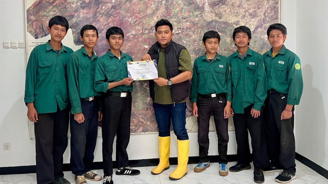 Dede Hermawan dari Yayasan Rapha Hijau Indonesia menyerahkan sertifikat kepada siswa SMK Pertanian usai mengikuti PKL di Perkebunan Ciseureuh Cianjur.