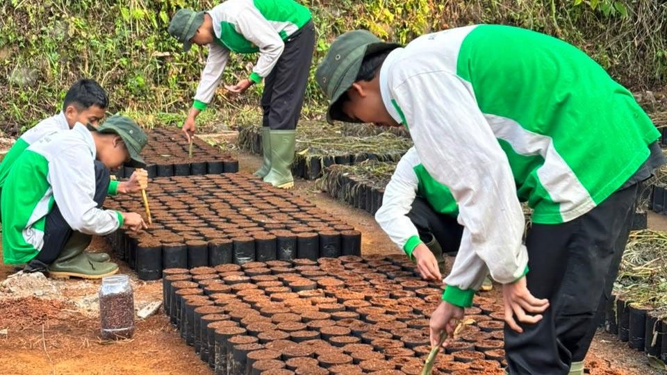 Teks: Siswa SMK Pertanian praktik pembibitan tanaman di Perkebunan Ciseureuh Cianjur.