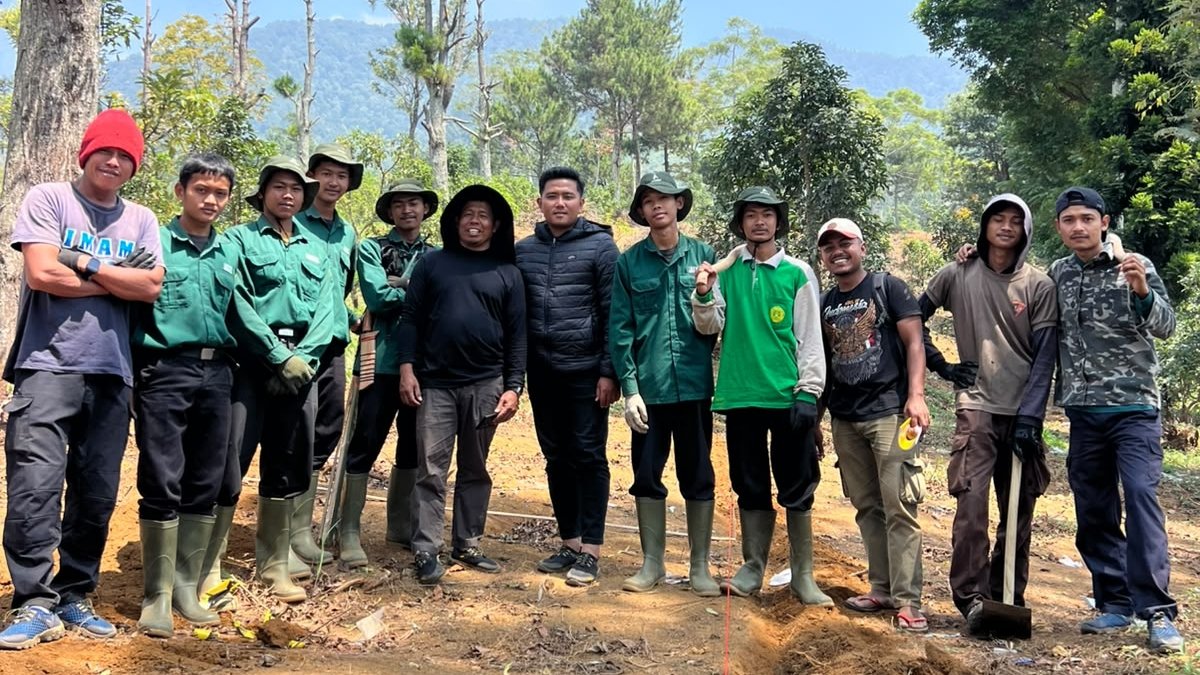 Teks: Siswa dan pendamping PKL berfoto bersama di Perkebunan Ciseureuh Cianjur.