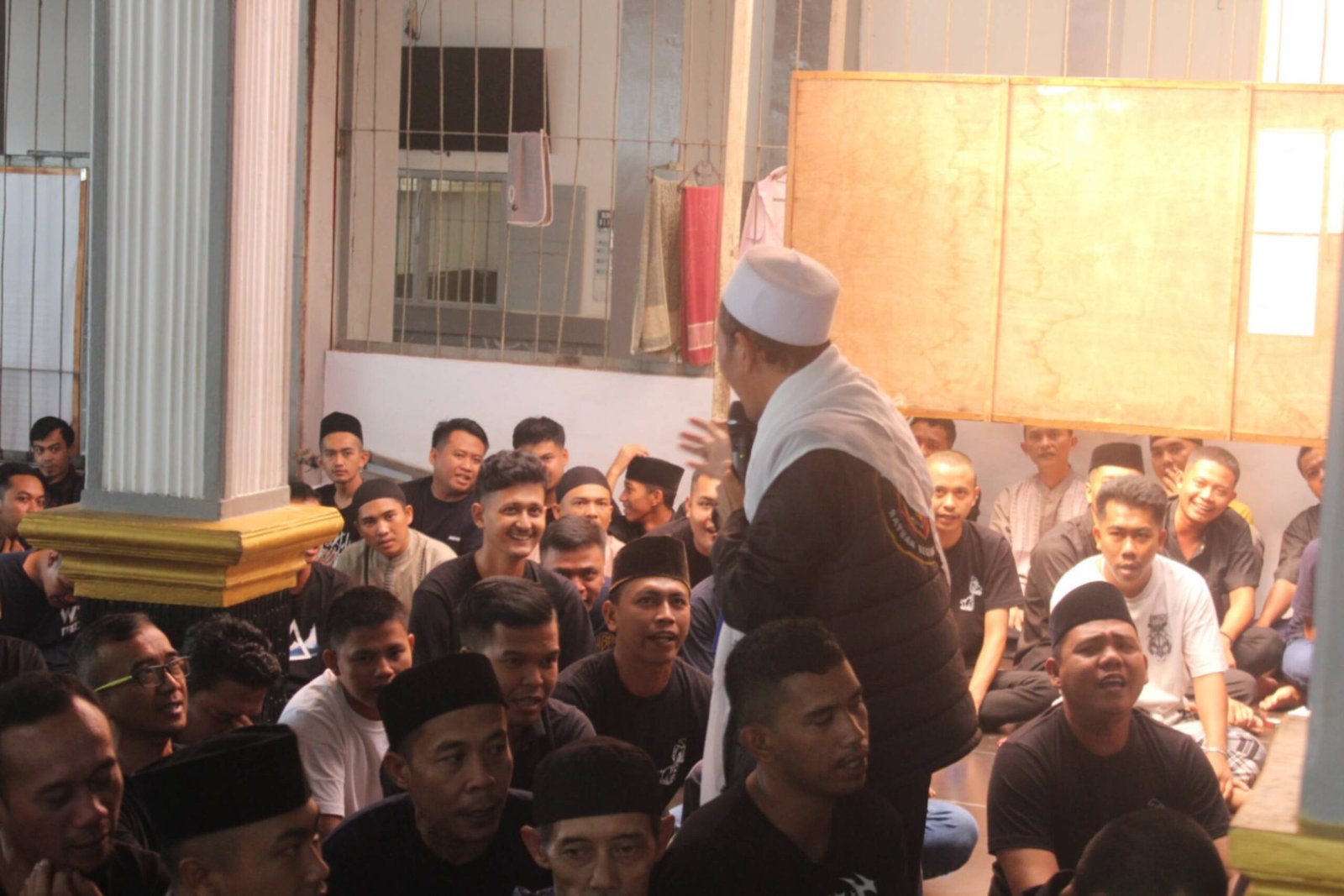 Teks: Ustaz E. Royani menyampaikan tausiah kepada warga binaan Lapas Cianjur dalam peringatan Maulid Nabi Muhammad SAW 1448 H.