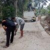 Kesal Tak Kunjung Diperbaiki, Warga Cibuluh Swadaya Cor Jalan Kabupaten yang Rusak 1 Kilometer