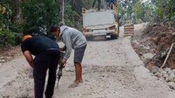 Kesal Tak Kunjung Diperbaiki, Warga Cibuluh Swadaya Cor Jalan Kabupaten yang Rusak 1 Kilometer