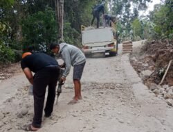 Kesal Tak Kunjung Diperbaiki, Warga Cibuluh Swadaya Cor Jalan Kabupaten yang Rusak 1 Kilometer