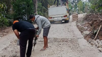 Kesal Tak Kunjung Diperbaiki, Warga Cibuluh Swadaya Cor Jalan Kabupaten yang Rusak 1 Kilometer