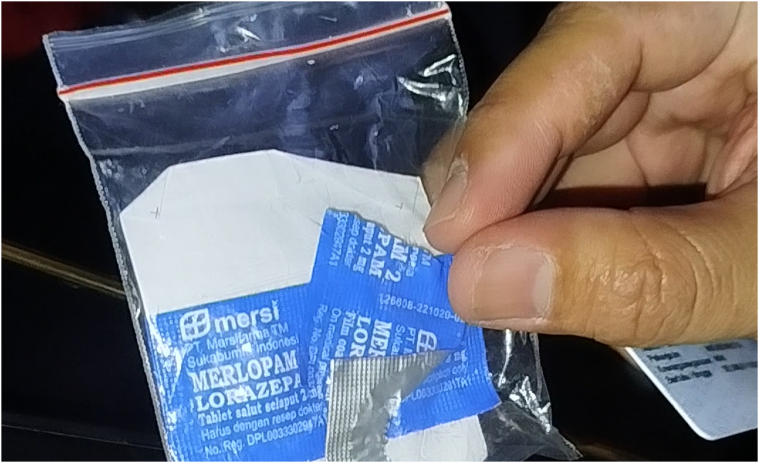 Teks: Barang bukti obat Merlopam Lorazepam diamankan polisi dalam KRYD knalpot brong Cianjur.