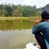 Ketagihan Suasana Asri Situ Cibeureum, Kusnadi Rela Tempuh Jarak Jauh Demi Memancing.