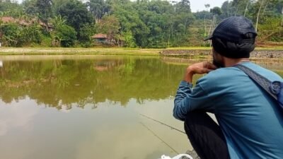 Ketagihan Suasana Asri Situ Cibeureum, Kusnadi Rela Tempuh Jarak Jauh Demi Memancing.