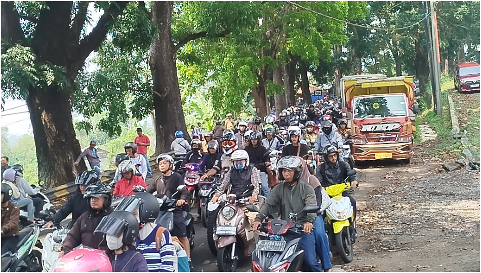 Teks: Antrean kendaraan akibat kecelakaan lalu lintas di Jalan Raya Cugenang, Cianjur.