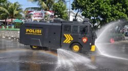 Polres Cianjur Kerahkan Dua AWC Siram Jalan Terdampak Abu Vulkanik