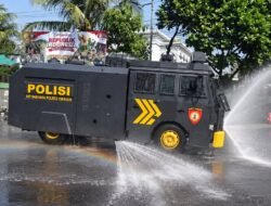 Polres Cianjur Kerahkan Dua AWC Siram Jalan Terdampak Abu Vulkanik