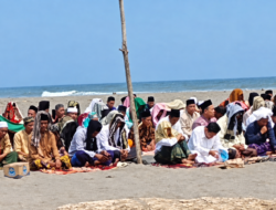 Warga Kertajadi Gelar Salat Istisqa di Pantai Ciwidig, Berharap Hujan Segera Turun