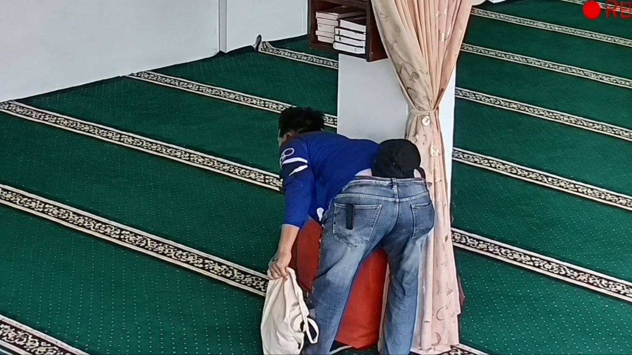 Teks: Rekaman CCTV pria diduga mengambil uang dari kotak amal Masjid Ar-Rahman Cianjur