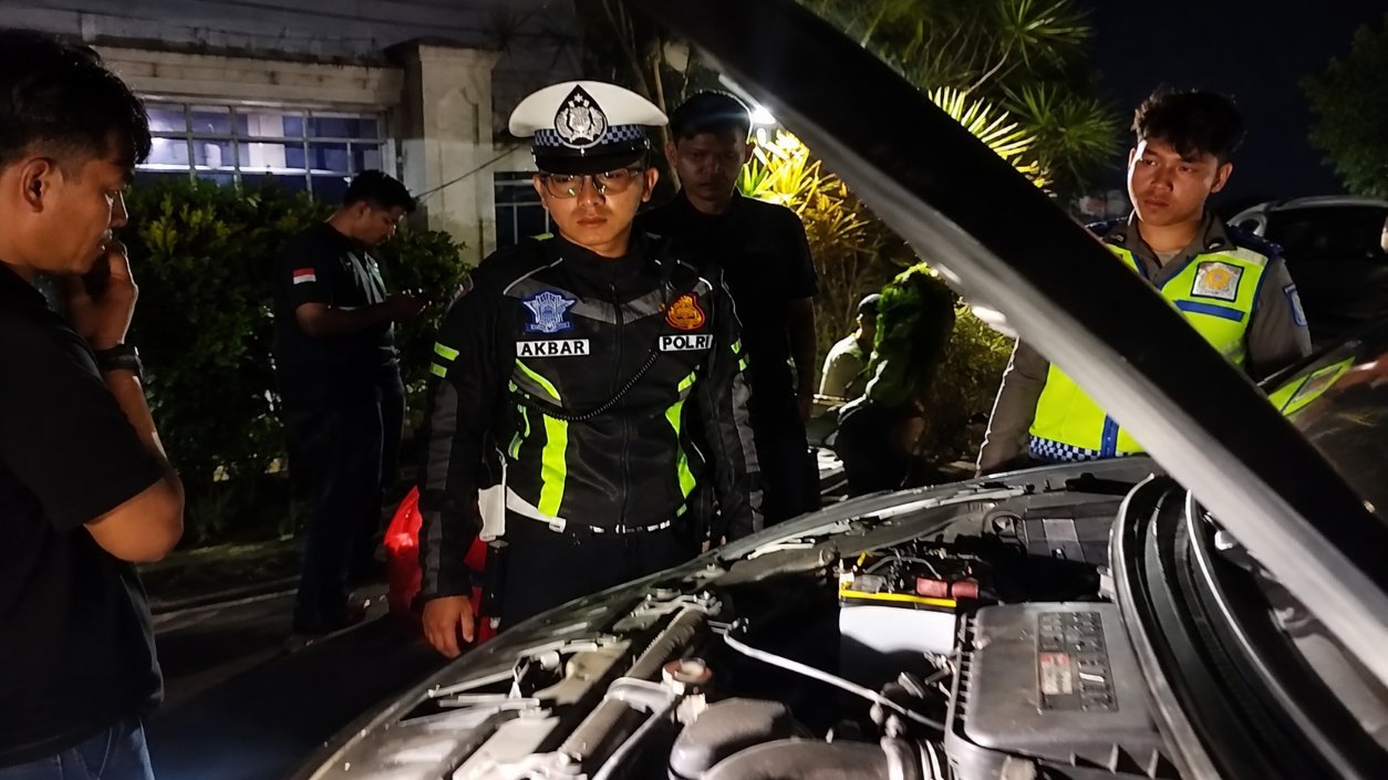 Teks: Razia KRYD di Gedung Balerancage Cianjur menemukan kendaraan dinas KPUD yang digunakan mahasiswa dengan pelat putih.