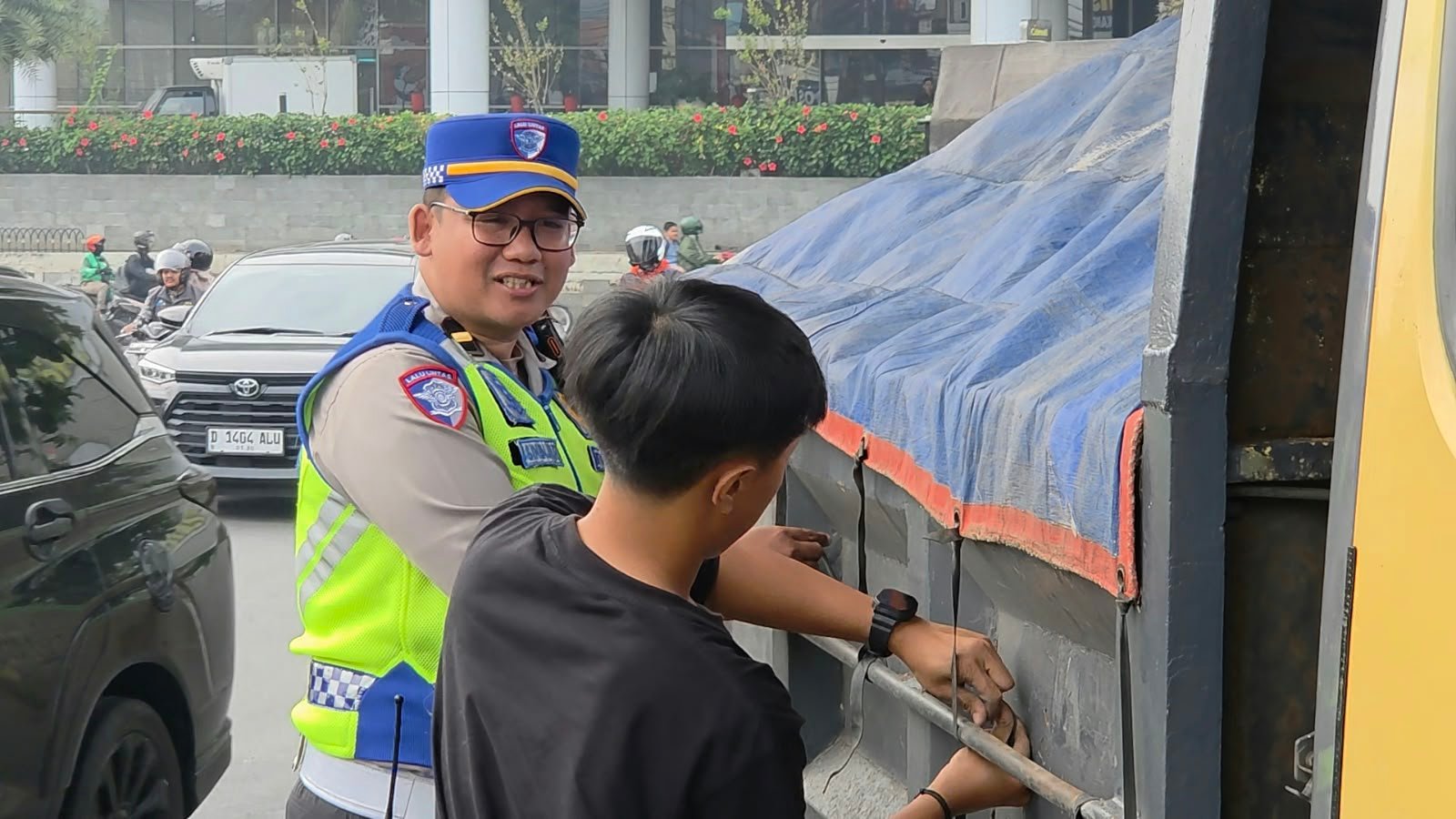 Teks: Ipda Gin Gin Ginanjar menjelaskan sasaran Hunting ETLE Polres Cianjur di kawasan Tugu Gentur.
