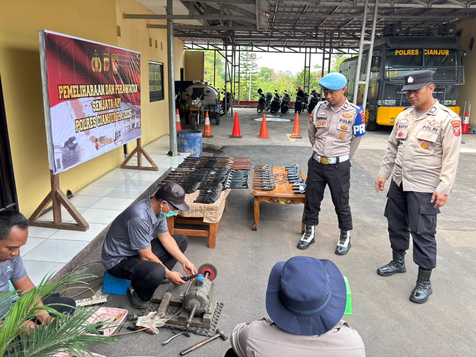 TEKS: Perawatan senjata api dinas Polres Cianjur dalam kegiatan Harwat Tahun Anggaran 2026.