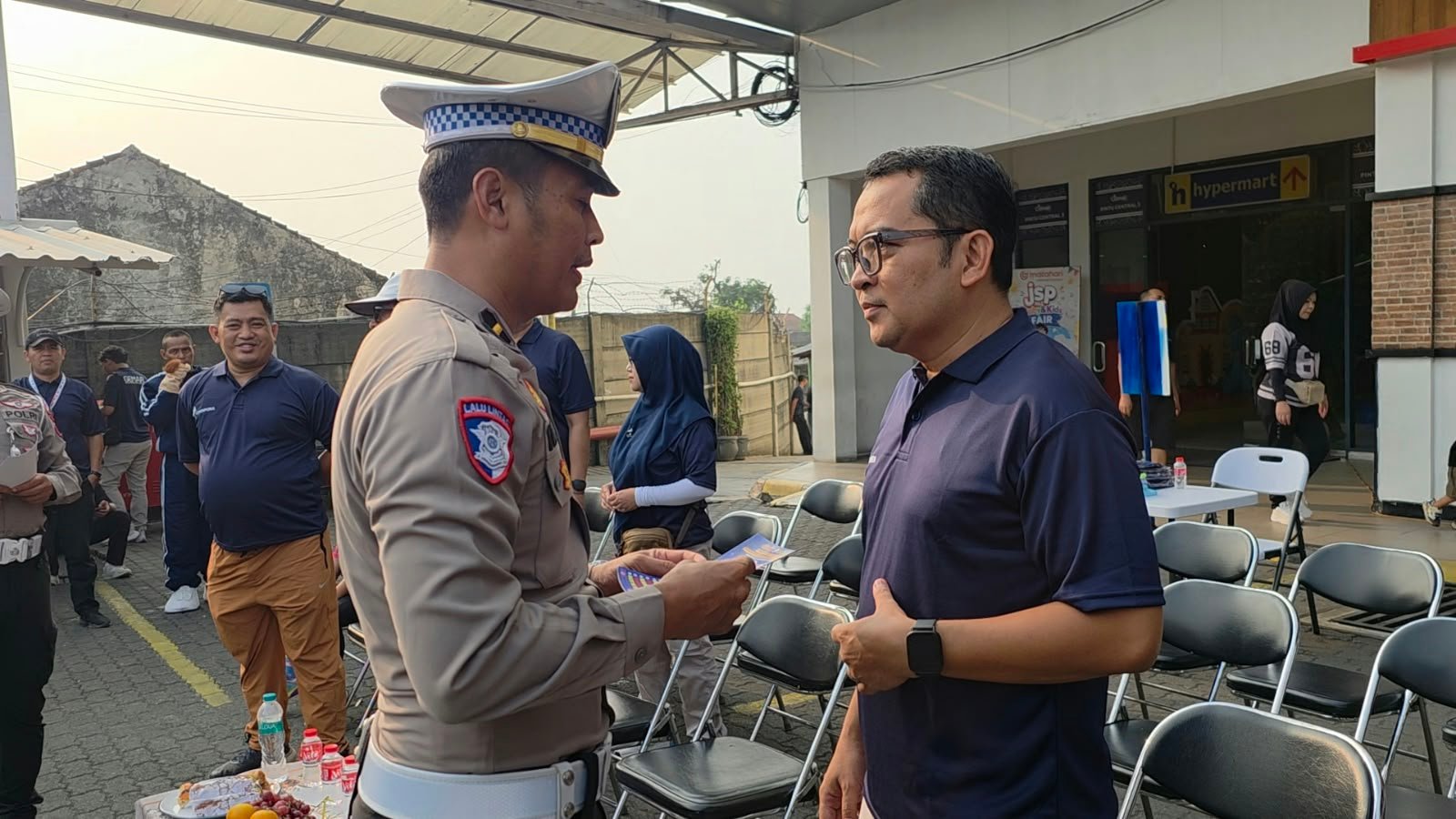 Teks: IPDA Wijiono dari Satlantas Polres Cianjur memberikan edukasi keselamatan berlalu lintas saat Car Free Day di Jalan Abdullah bin Nuh.