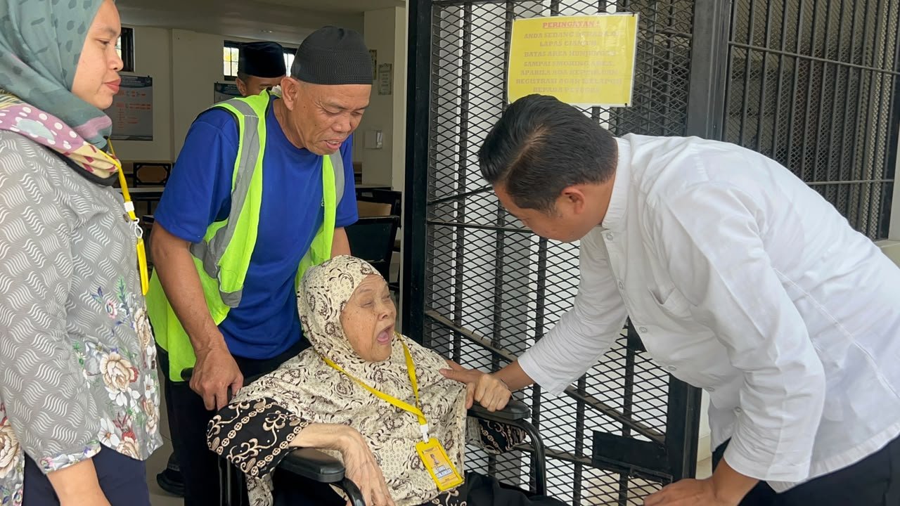 Teks: Lapas Cianjur melayani kunjungan lansia pada hari Minggu dan menyerahkan bantuan kursi roda.