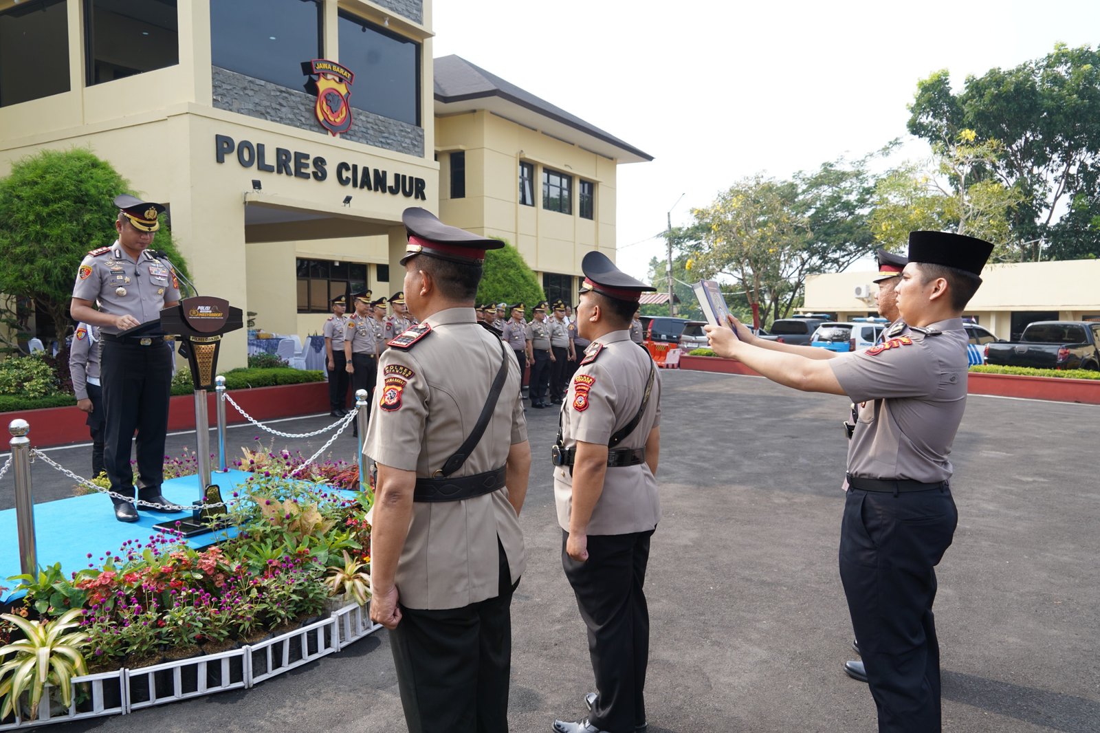 Teks: Kapolres Cianjur memimpin serah terima jabatan Kasat Samapta dan Kapolsek Kadupandak. Slug: sertijab-polres-cianjur