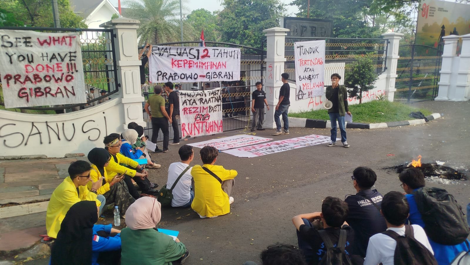 Teks: Aliansi BEM Cianjur menyampaikan enam tuntutan kepada DPRD Kabupaten Cianjur.