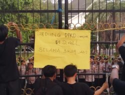 Aliansi BEM Cianjur Segel Gedung DPRD, Desak Enam Tuntutan Diteruskan ke Pusat