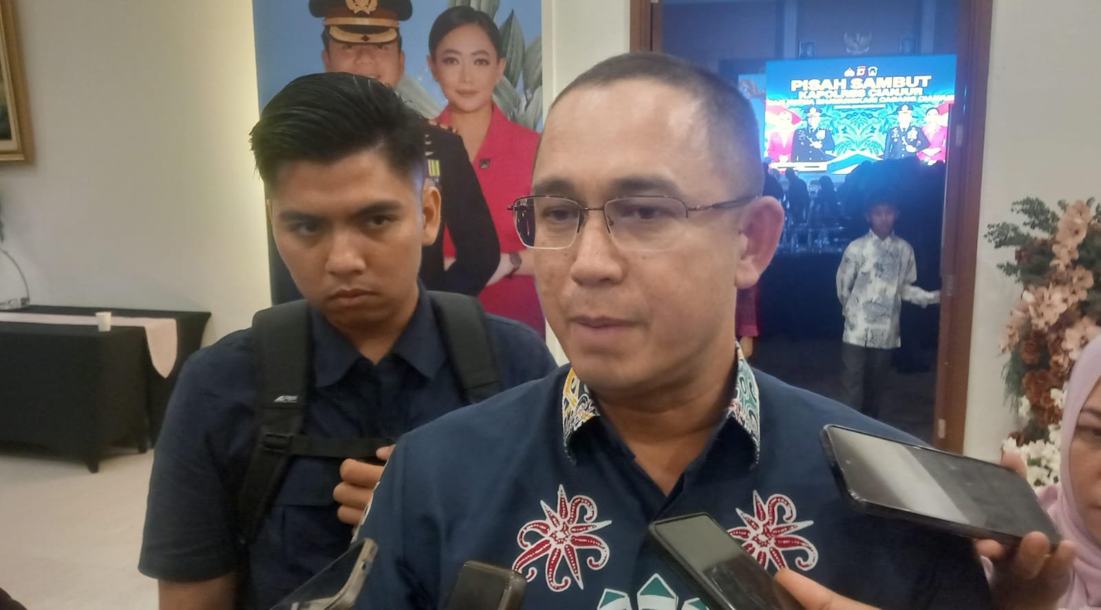 Teks: AKBP Beddy Suwendi saat diwawancarai dalam acara pisah sambut Kapolres Cianjur di Cipa