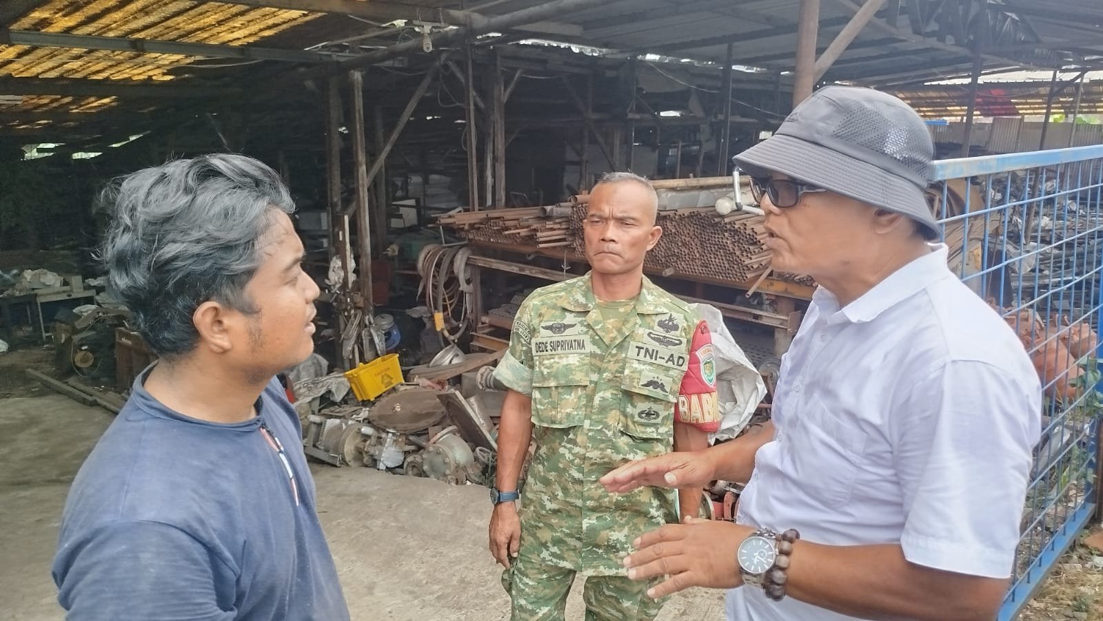 Teks: Penertiban bangunan liar di Jalur Lingkar Selatan Cianjur oleh BKAD Kabupaten Cianjur.