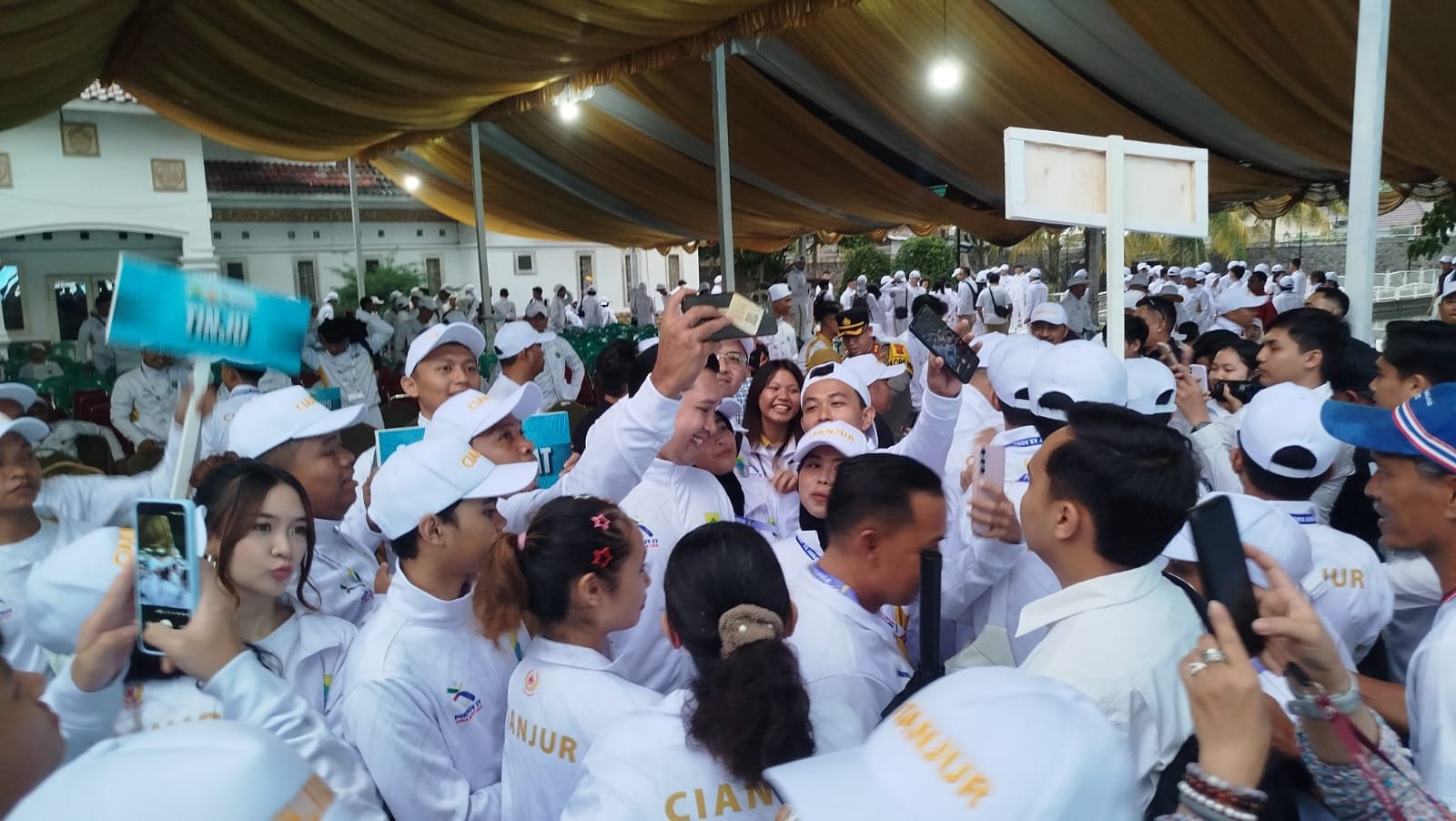 Teks: Bupati Cianjur Wahyu Ferdian melepas kontingen Porprov Jabar 2026 dengan target masuk 15 besar.