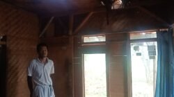 Satu Keluarga di Desa Sukaraharja Tinggal di Rumah Nyaris Ambruk