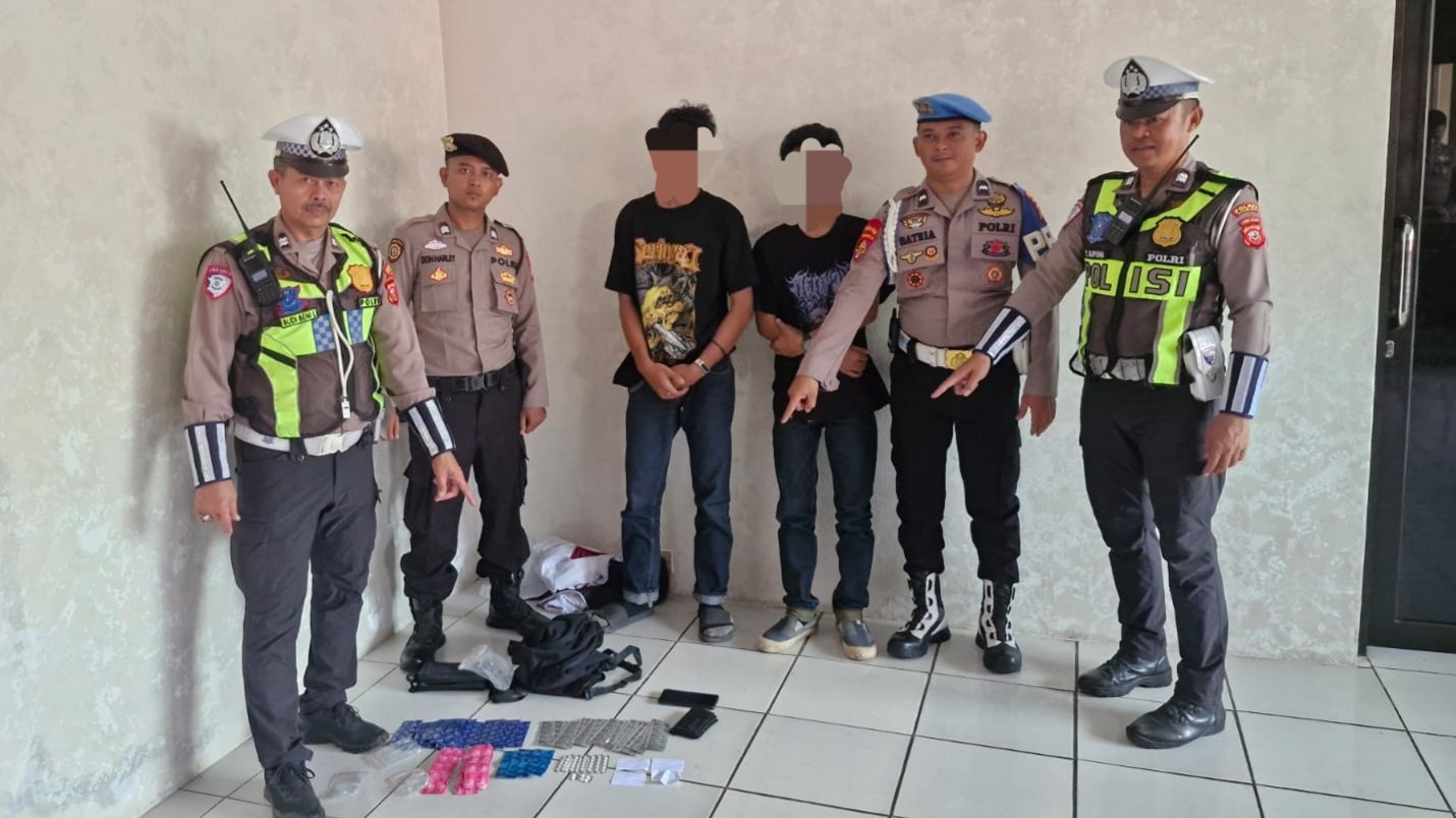 Teks: Dua pemuda diamankan polisi setelah ditemukan ratusan butir obat di dalam tas yang mereka bawa di Cianjur. (Foto: Istimewa)