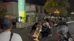 Tak Pakai Helm, Pengendara Sepeda Motor Tabrak Plang Razia di Jalan Siliwangi