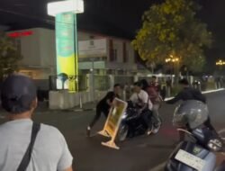 Tak Pakai Helm, Pengendara Sepeda Motor Tabrak Plang Razia di Jalan Siliwangi