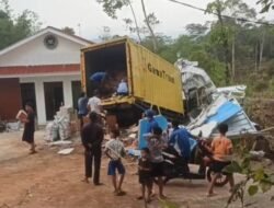 Duarrr!, Truk Bermuatan Minuman Tabrak Gerbang SPPG di Pagelaran