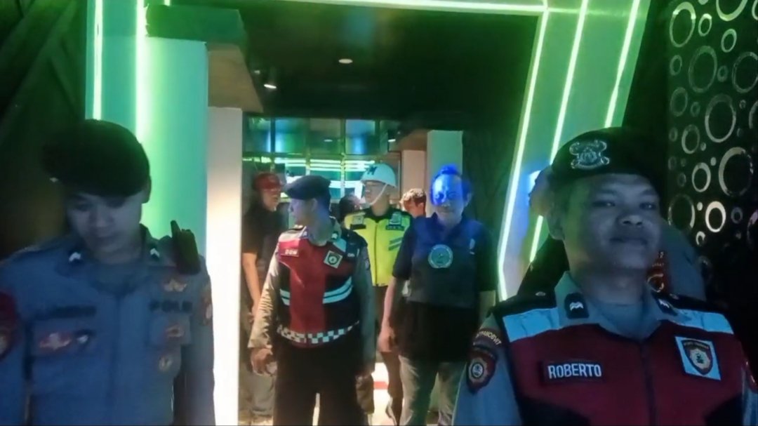 Teks: Razia gabungan di tempat karaoke Cianjur oleh petugas kepolisian, BNN, dan Subdenpom.