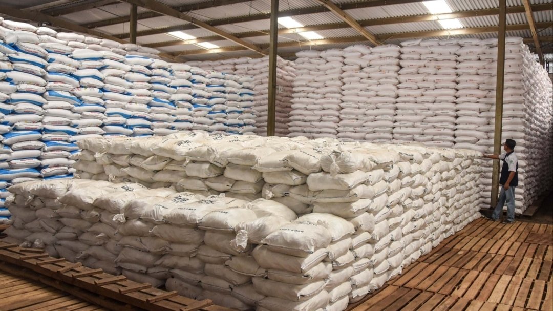Teks: Stok pupuk bersubsidi Pupuk Kujang untuk petani Kabupaten Cianjur menjelang musim tanam Okmar 2026.