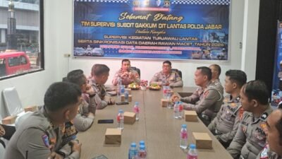 Teks: Tim Ditlantas Polda Jabar dan jajaran Satlantas Polres Cianjur mengikuti supervisi Turjawali TW III 2026 di ruang rapat TMC Satlantas Polres Cianjur.