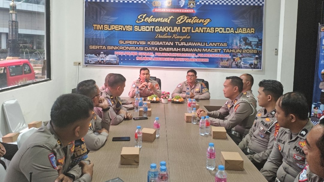 Teks: Tim Ditlantas Polda Jabar dan jajaran Satlantas Polres Cianjur mengikuti supervisi Turjawali TW III 2026 di ruang rapat TMC Satlantas Polres Cianjur.