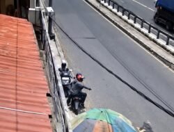 Motor Guru SMP Digondol Begal di Siang Bolong, Aksi Terekam CCTV