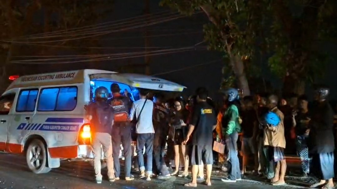 Teks: Evakuasi korban kecelakaan truk molen dan dua sepeda motor di Karangtengah Cianjur.