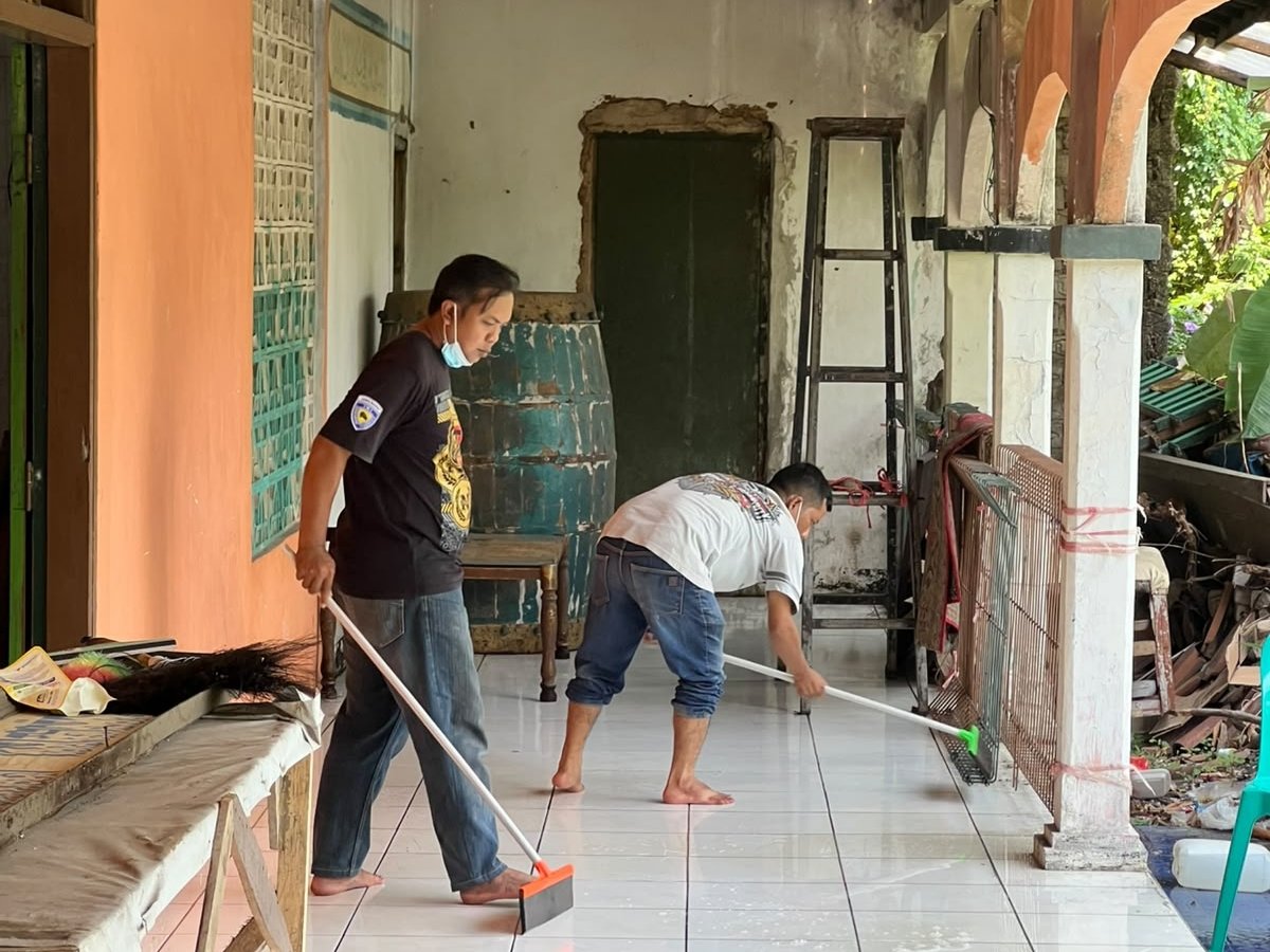 Teks: Ngerayap Community Indonesia menggelar bersih-bersih masjid dan santunan anak yatim di Cianjur.