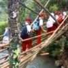 Demi Jarak Lebih Dekat, Anak Sekolah di Malati Nekat Seberangi Jembatan Bambu