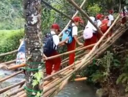 Demi Jarak Lebih Dekat, Anak Sekolah di Malati Nekat Seberangi Jembatan Bambu