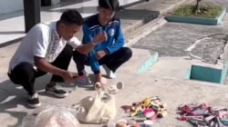 Teks: Pemusnahan make-up hasil razia siswa SMAN 1 Pacet Cianjur.