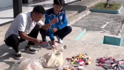 Teks: Pemusnahan make-up hasil razia siswa SMAN 1 Pacet Cianjur.