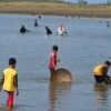 Muara Ciselang Mulai Jebol, Ratusan Warga Tumpah Ruah Berburu Ikan