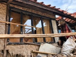 Dinding Bilik Lapuk, Atap Bocor, Hamdan Berjuang Lindungi Istri dan Dua Balitanya